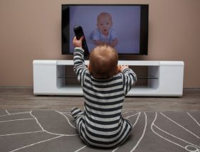 baby-watching-tv