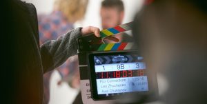 役者オーディションについて解説した記事内のイメージ画像です。撮影前の緊迫した空気が伝わるスタジオ内の様子が写っています。