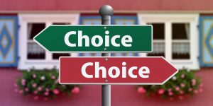 芸能人になるにはどういう心構えが必要で、どういう方法があるかを説明する記事中のイメージ画像です。右と左へ分かれた「choice(選択)」と書かれた標識が写っています。