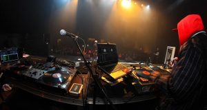 オーディション番組「ラップスタア誕生」について記された記事中のイメージ画像です。観衆の前でプレイするDJとステージ上のラッパーの姿が写っています。