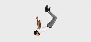 アメリカンダンスアイドルという米国の番組について説明した記事のイメージ画像です。ジャンプしたダンサーがうつぶせで手足を後方にそらします。