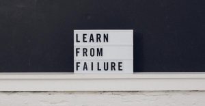 オーディションが不合格だった時の気持ちの切り替え方を解説する記事のイメージ画像です。英語の文字で「失敗から学ぶ」と書かれています。