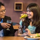 上手な話し方の基本について記された記事中のイメージ画像です。カウンターでワイングラスを傾ける男性が隣の女性に微笑みかけています。