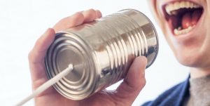 滑舌を改善する原因と方法について解説した文章のイメージ画像です。糸電話に向かって笑顔で話しかける人物が写っています。