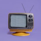 「赤ちゃんにテレビ いつからどれくらい見せていいのかを確認」という記事のイメージ画像です。紫の背景に古くて小さなテレビが一台写っています。