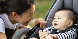 公園でほほ笑む親子