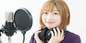 アフレコをする声優の女性