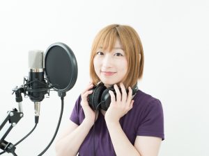 アフレコをする声優の女性