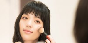 メイクをする女性