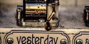 「赤ちゃんにオルゴール、どんな効果があるの？」という記事中のイメージ画像です。歴史のありそうな精巧なオルゴール。下部にはyesterdayの曲名が。