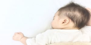 眠る赤ちゃん