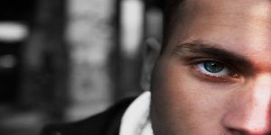 「ミュージカル俳優の仕事内容は？オーディション合格のコツも紹介」の記事中のイメージ画像です。男性がこちらを強い眼差しで見つめています。