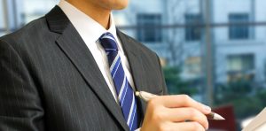 スケジュールを確認する男性