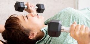 筋トレをする女性