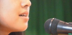 特技を披露する女性