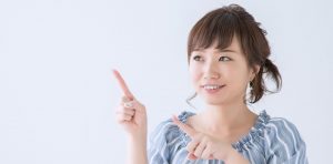 指をさす女性
