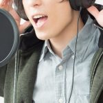 歌う男性