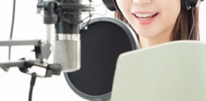 アフレコをする女性