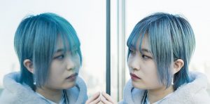 自分を見つめる女性