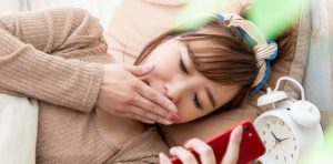 眠る女性