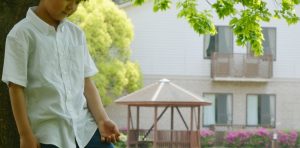 立っている少年