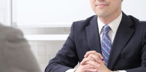 面接官の男性