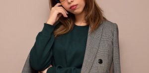 ポーズをとる女性