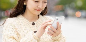 SNSを見る女性