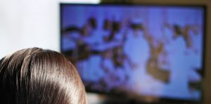 ドラマを見る女性