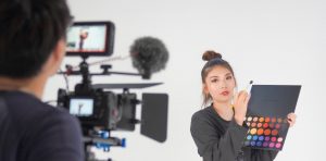 動画を撮影する女性