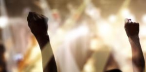 盛り上がるライブ会場