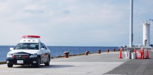 パトカーと海
