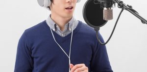 ナレーションをする男性