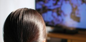 テレビを見る女性