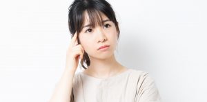 悩む女性