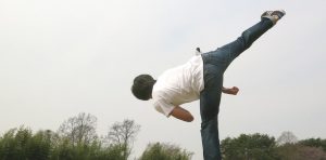 アクションをする男性