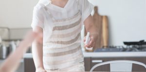 家事をする女性