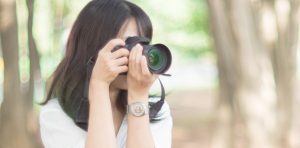 撮影する女性