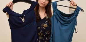 服装を迷う女性