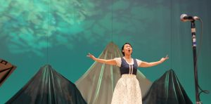 演技をする女性