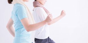 ウォーキングをする女性