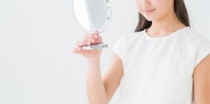 身だしなみをチェック