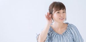 聞く女性