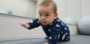 ハイハイをする赤ちゃん