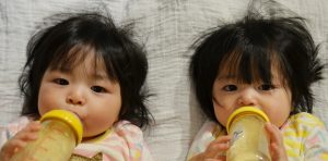 ミルクを飲む赤ちゃん