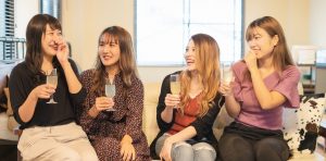 会話を楽しむ女性