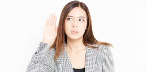 聞く女性