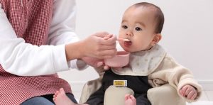 離乳食を食べる赤ちゃん