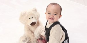 お座りをする赤ちゃん