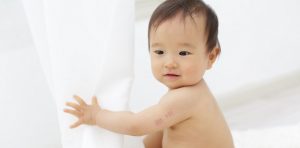 振り返る赤ちゃん